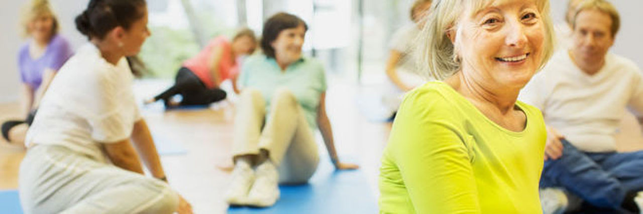 Sport; Fitness; Yoga; Gruppe; Turnhalle; Deutsches Rotes Kreuz; Bewegung; Gesundheit; Gesundheitsprogramm; Dehnungsübung; Gymnastik; 